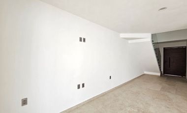 CASA DE ESTILO MODERNO NUEVA EN FRACCIONAMIENTO