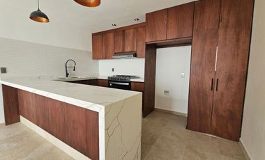 CASA DE ESTILO MODERNO NUEVA EN FRACCIONAMIENTO