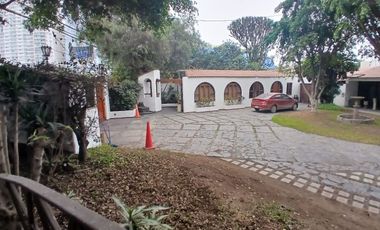 VENDO CASA COMO TERRENO EN SURCO 3,236 M2