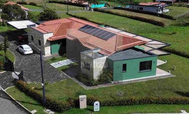 Casa campestre en unidad cerrada La Ceja