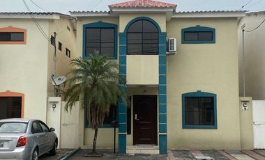 CASA EN VENTA EN EXCLUSIVA URBANIZACIÓN VOLARE.