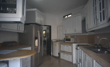 VENTA DE AMPLIA CASA + DEPARTAMENTO CON PISCINA – URBANIZACIÓN LAS RIBERAS, SAMBORONDÓN.