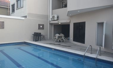 VENTA DE AMPLIA CASA + DEPARTAMENTO CON PISCINA – URBANIZACIÓN LAS RIBERAS, SAMBORONDÓN.