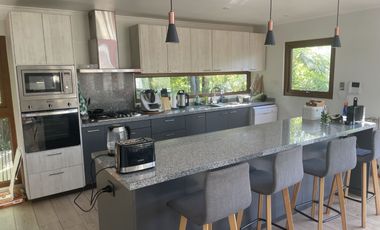 Casa Moderna En El Arrayán Con Maravillosa Vista Y Jardín.