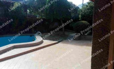 Vendo amplia casa comercial en Las Condes.