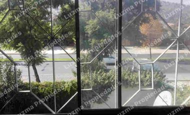 Vendo amplia casa comercial en Las Condes.
