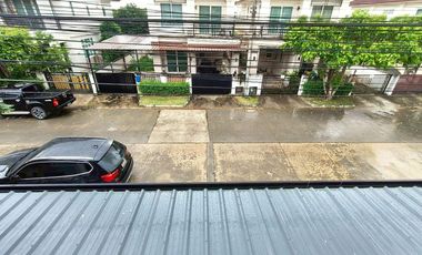บ้านแฝดลำลูกกา ถนนไสวประชาราษฎร์ ลำลูกกาคลองสี่ ปทุมธานี เขตติดต่อ กรุงเทพ ถนนกว้างมาก ม.เอสวิวล์ เนื้อที่ 38.5 ตรว นัดชมบ้านโทรเลย 081440----