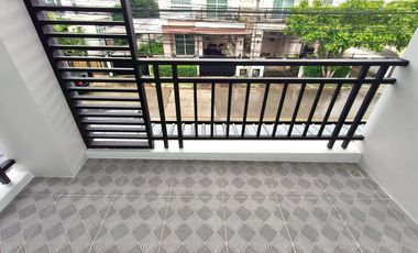บ้านแฝดลำลูกกา ถนนไสวประชาราษฎร์ ลำลูกกาคลองสี่ ปทุมธานี เขตติดต่อ กรุงเทพ ถนนกว้างมาก ม.เอสวิวล์ เนื้อที่ 38.5 ตรว นัดชมบ้านโทรเลย 081440----