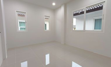 บ้านแฝดลำลูกกา ถนนไสวประชาราษฎร์ ลำลูกกาคลองสี่ ปทุมธานี เขตติดต่อ กรุงเทพ ถนนกว้างมาก ม.เอสวิวล์ เนื้อที่ 38.5 ตรว นัดชมบ้านโทรเลย 081440----