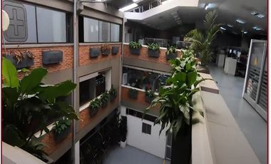 Excelente edificio multiuso en vía principal de Montevideo de 3.100 M2