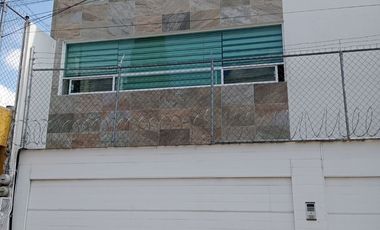 SE RENTA DEPARTAMENTO EN PLANTA BAJA EDIFICIO CON TERRAZA, COLONIA LAS BRISAS PUEBLA