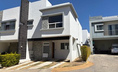 Altavista Zapopan Casa en Venta en Coto con Alberca