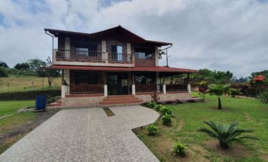 Linda Casa de 180 m² + 1.800 m Terreno en P. Vicente Maldonado - Urbanización.