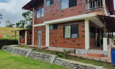 Linda Casa de 180 m² + 1.800 m Terreno en P. Vicente Maldonado - Urbanización.