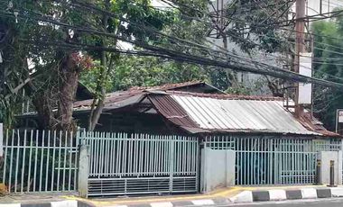 JUAL CEPAT RUMAH TUA HITUNG TANAH LOKASI  SANGAT STRATEGIS RAYA TAJUR