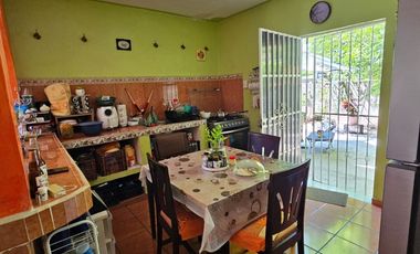 En ESQUINA SE VENDE CASA, COL. EJIDAL DE PLAYA DEL CARMEN, Q. ROO, A 8 MINUTOS DE LA PLAYA