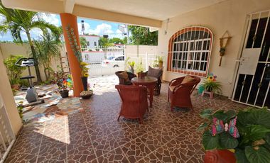 En ESQUINA SE VENDE CASA, COL. EJIDAL DE PLAYA DEL CARMEN, Q. ROO, A 8 MINUTOS DE LA PLAYA