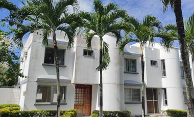 🏢 VENDO CASA ESQUINERA DOS PLANTAS CON TERRAZA - TRES DORMITORIOS - (TONSUPA - Club del Pacífico) $93,000.oo