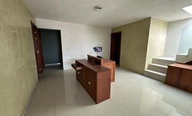 Casa muy amplia en 2 niveles más Sotano adaptado de Local o Bodega en RENTA $30,000.00