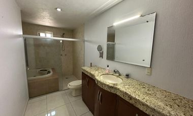 Casa muy amplia en 2 niveles más Sotano adaptado de Local o Bodega en RENTA $30,000.00