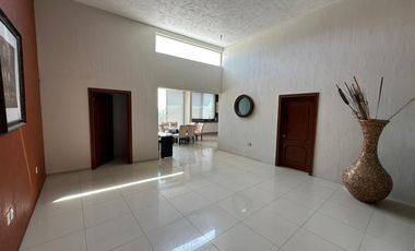 Casa muy amplia en 2 niveles más Sotano adaptado de Local o Bodega en RENTA $30,000.00