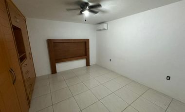 Casa muy amplia en 2 niveles más Sotano adaptado de Local o Bodega en RENTA $30,000.00