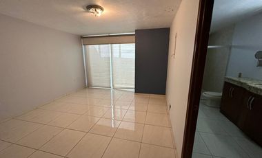 Casa muy amplia en 2 niveles más Sotano adaptado de Local o Bodega en RENTA $30,000.00