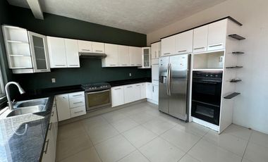 Casa muy amplia en 2 niveles más Sotano adaptado de Local o Bodega en RENTA $30,000.00