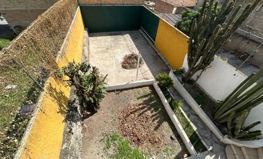 Casa muy amplia en 2 niveles más Sotano adaptado de Local o Bodega en RENTA $30,000.00