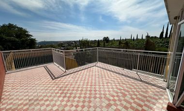 Casa muy amplia en 2 niveles más Sotano adaptado de Local o Bodega en RENTA $30,000.00