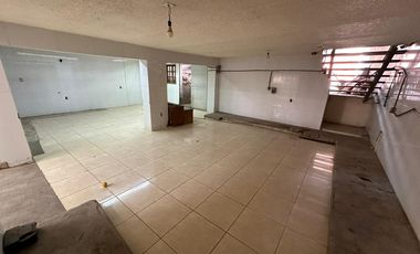 Casa muy amplia en 2 niveles más Sotano adaptado de Local o Bodega en RENTA $30,000.00