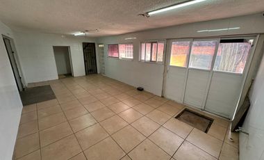 Casa muy amplia en 2 niveles más Sotano adaptado de Local o Bodega en RENTA $30,000.00