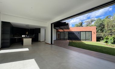 VENDO HERMOSA CASA UNA SOLA PLANTA EN CONJUNTO VIA A ARRAYANES, PUEMBO