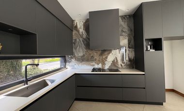 VENDO HERMOSA CASA UNA SOLA PLANTA EN CONJUNTO VIA A ARRAYANES, PUEMBO