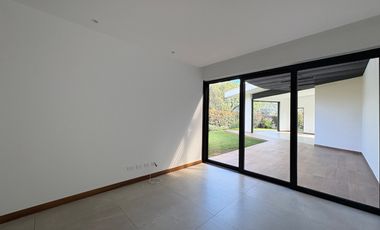 VENDO HERMOSA CASA UNA SOLA PLANTA EN CONJUNTO VIA A ARRAYANES, PUEMBO