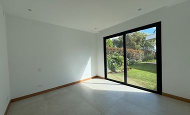 VENDO HERMOSA CASA UNA SOLA PLANTA EN CONJUNTO VIA A ARRAYANES, PUEMBO
