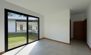 VENDO HERMOSA CASA UNA SOLA PLANTA EN CONJUNTO VIA A ARRAYANES, PUEMBO