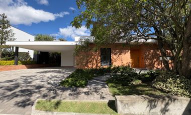 VENDO HERMOSA CASA UNA SOLA PLANTA EN CONJUNTO VIA A ARRAYANES, PUEMBO