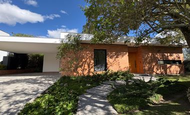 VENDO HERMOSA CASA UNA SOLA PLANTA EN CONJUNTO VIA A ARRAYANES, PUEMBO