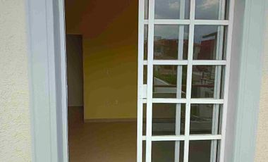 Rento casa que tiene Garaje para Dos Autos, Cocina con Cocineta, Sala-comedor, 2 Recámaras con Clóset, Un Baño y Medio.