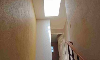 Rento casa que tiene Garaje para Dos Autos, Cocina con Cocineta, Sala-comedor, 2 Recámaras con Clóset, Un Baño y Medio.
