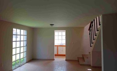 Rento casa que tiene Garaje para Dos Autos, Cocina con Cocineta, Sala-comedor, 2 Recámaras con Clóset, Un Baño y Medio.