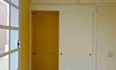 Rento casa que tiene Garaje para Dos Autos, Cocina con Cocineta, Sala-comedor, 2 Recámaras con Clóset, Un Baño y Medio.