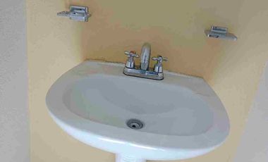 Rento casa que tiene Garaje para Dos Autos, Cocina con Cocineta, Sala-comedor, 2 Recámaras con Clóset, Un Baño y Medio.