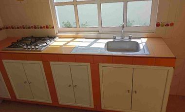 Rento casa que tiene Garaje para Dos Autos, Cocina con Cocineta, Sala-comedor, 2 Recámaras con Clóset, Un Baño y Medio.