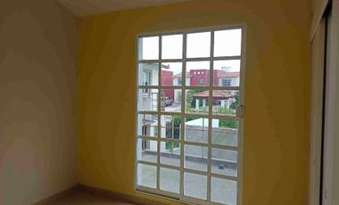 Rento casa que tiene Garaje para Dos Autos, Cocina con Cocineta, Sala-comedor, 2 Recámaras con Clóset, Un Baño y Medio.