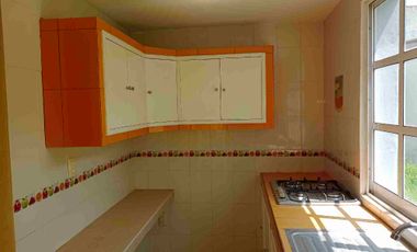 Rento casa que tiene Garaje para Dos Autos, Cocina con Cocineta, Sala-comedor, 2 Recámaras con Clóset, Un Baño y Medio.