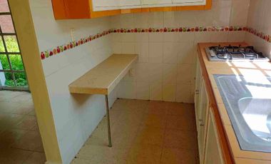 Rento casa que tiene Garaje para Dos Autos, Cocina con Cocineta, Sala-comedor, 2 Recámaras con Clóset, Un Baño y Medio.