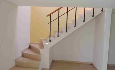 Rento casa que tiene Garaje para Dos Autos, Cocina con Cocineta, Sala-comedor, 2 Recámaras con Clóset, Un Baño y Medio.