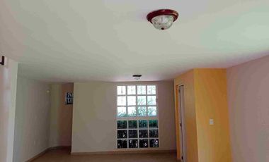Rento casa que tiene Garaje para Dos Autos, Cocina con Cocineta, Sala-comedor, 2 Recámaras con Clóset, Un Baño y Medio.